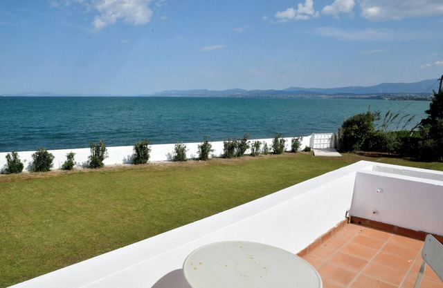 A private,family-friendly estate with pool, garden,and all comforts—near the sea