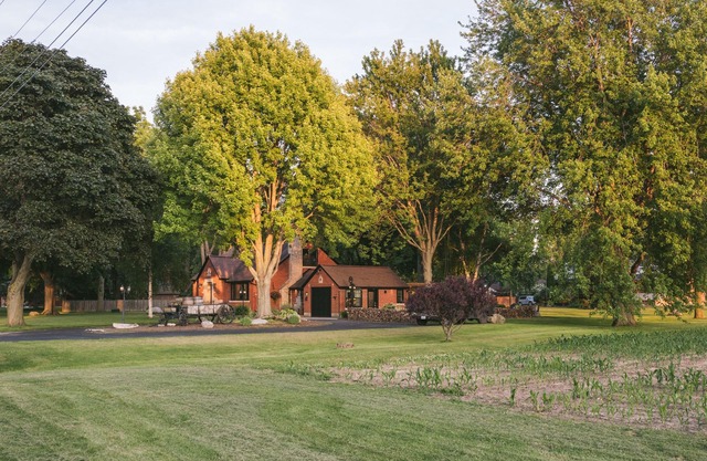 A Private Guest House on the Wine Route with King Bed, Hot Tub, Fire Pit, & BBQ