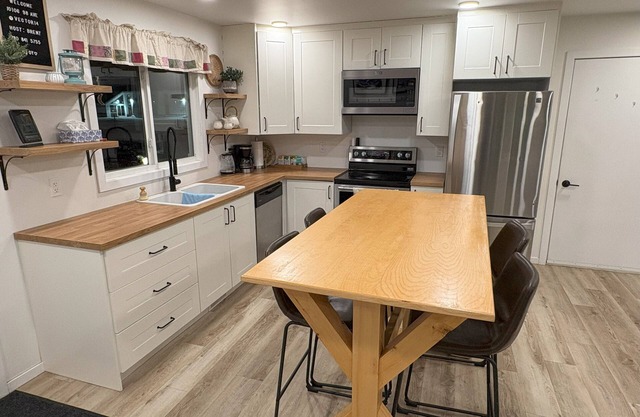 A professional come and go, centrally located, rental for workers or visitors.