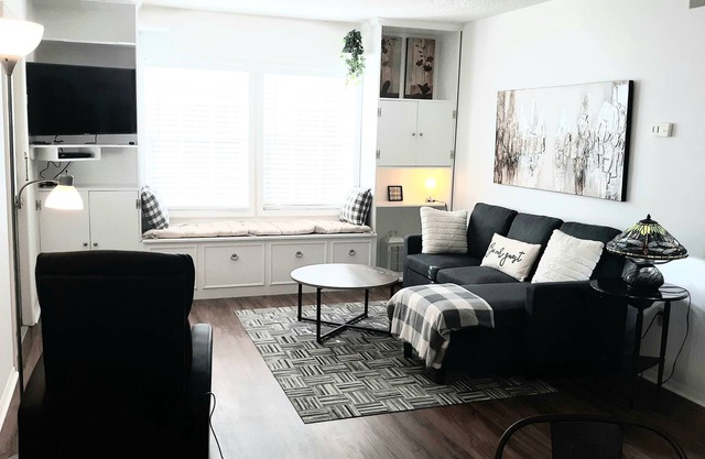 A quiet, golf course Condo in the middle of horse and spring country!