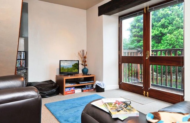 A River Runs By - Two Bedroom House, Sleeps 3