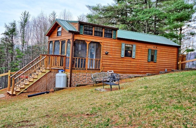 A Serenity Cabin-1 BR Tiny Home, Pet Friendly with Fenced Yard, AC, WIFI