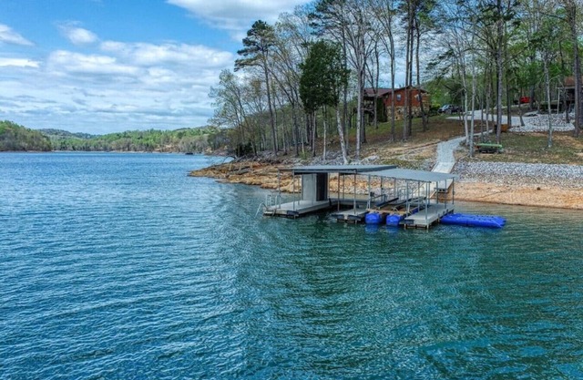 A Shore Thing - no steps to dock! Hot tub, fire pit (Sleeps 22)