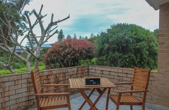 A short walk to Black Head Beach, park with bbqs & amenities, shops and cafes