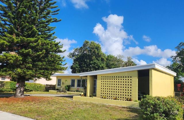 A single family home near beaches, Miami Dolphins Stadium & shopping outlets.