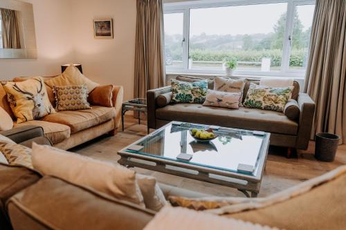 A Spacious Countryside Retreat for up to 16 Guests