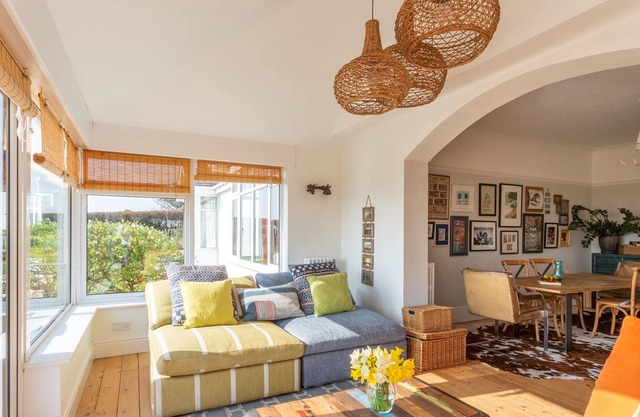 A spacious & stylish coastal house near Thurlestone with views!