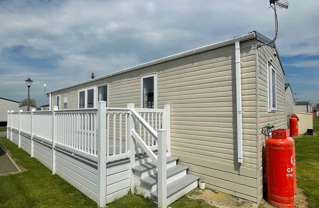 A Stone’s Throw - Close to the beach (D/F)