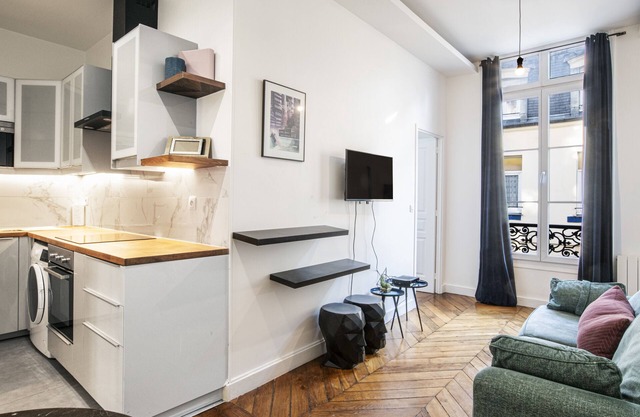 A Stunning 2-BR/2BA in Louvre-Rivoli