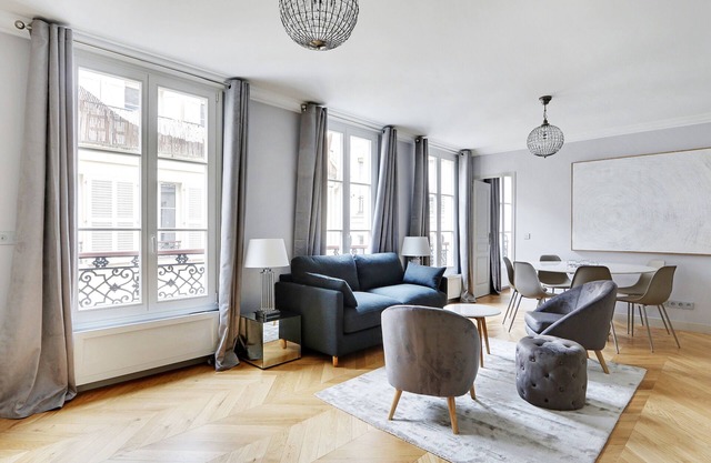A Stunning 2-BR/2BA in Opéra- Saint-Lazare