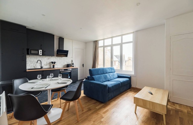A sunny setting with a garden view - Gare -Hôtel Lefort