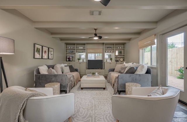 A sweet cosy bungalow in the heart of Houston perfect for families & pets!