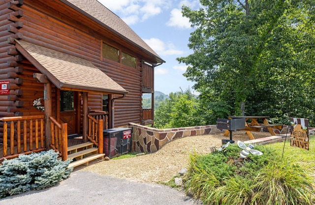 A Taste Of Honey is a dog-friendly two-bedroom true-log cabin nestled inside the Starr Crest resort.