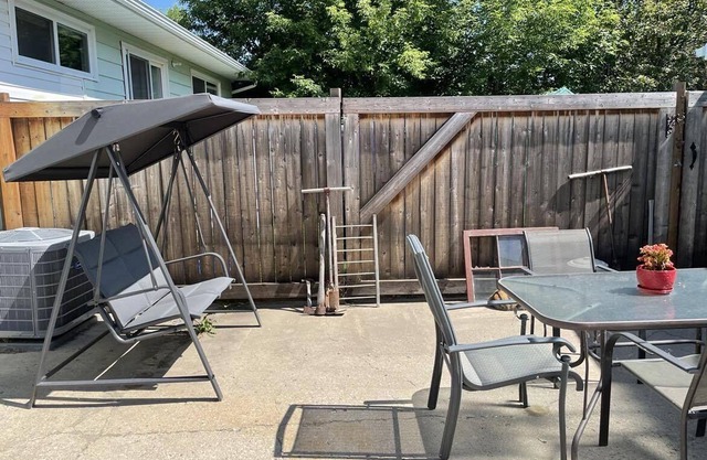 A Touch of Country Guest Suite - 2 Bedroom - Close to the airport!