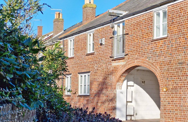 A town house that sleeps 6 guests in 3 bedrooms