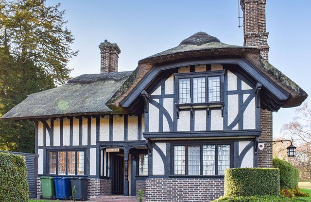 A traditional cottage set in magnificent grounds close to the city of Cambridge.