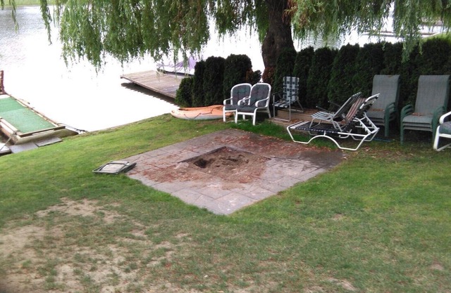 A true lakefront retro cottage with a mountain view. Pet and kid friendly!