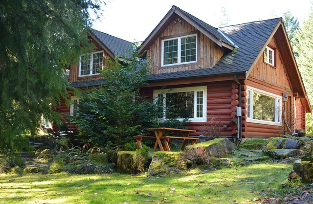 A two Bedroom cabinon the banks of Copper Creek sleeps up to 6 in 1 king, 1 queen bedroom and loft with 2 twins. Children welcome. Private hot tub and firepit on Copper Creek. Fall asleep to the sounds of the creek. A short walk to Copper Creek Resta