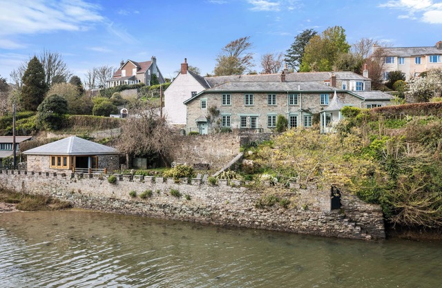 A Unique Hideaway by the Salcombe Estuary With Parking & Private Garden