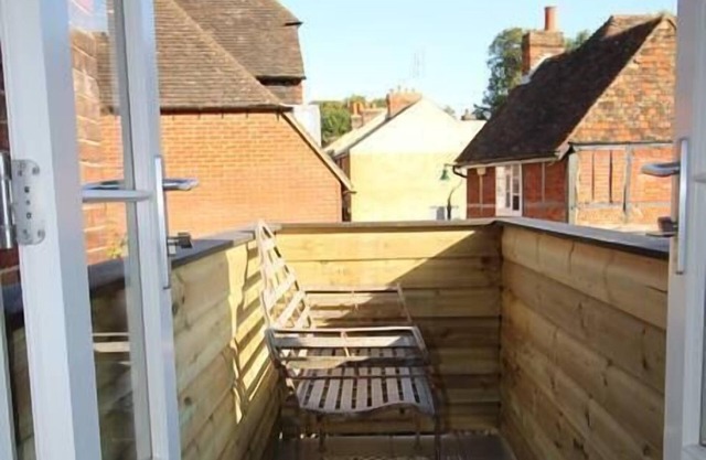 A Unique space in the heart of Canterbury offering 4 suites and 2 rooms