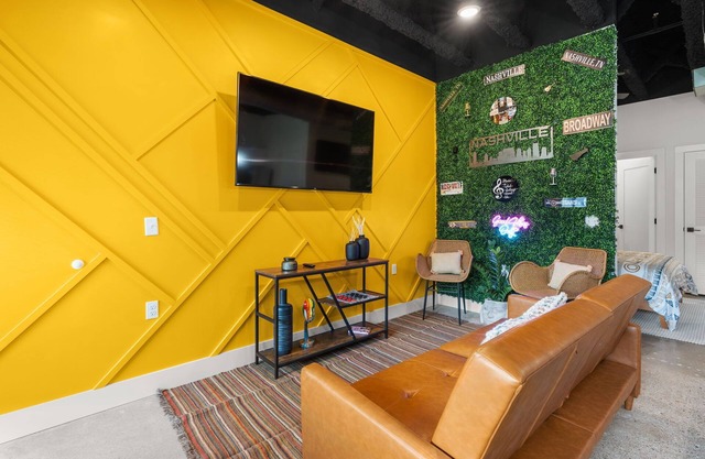 A Vibrant & Chic Studio 8 min from Broadway