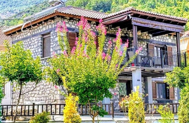 A villa in the mountains with all amenities super close to great hiking tails