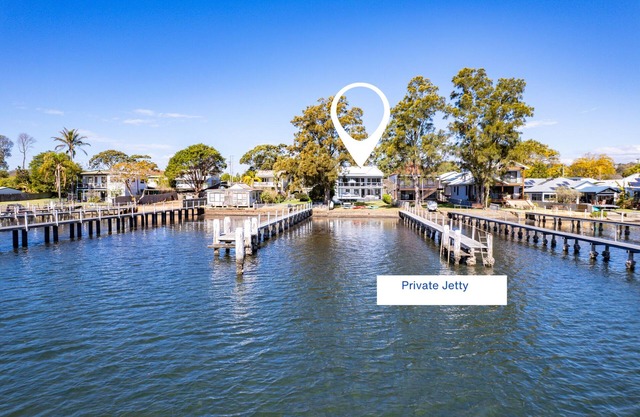 A waterfront retreat with private jetty and games room (Pet friendly!)