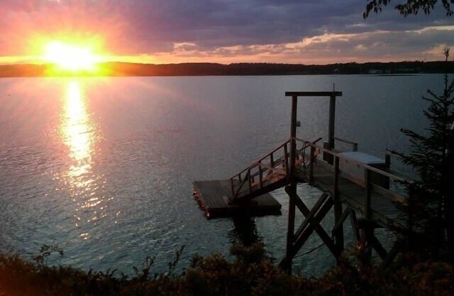 A Waterfront Retreat with Private Deep Water Dock. Dogs allowed upon request