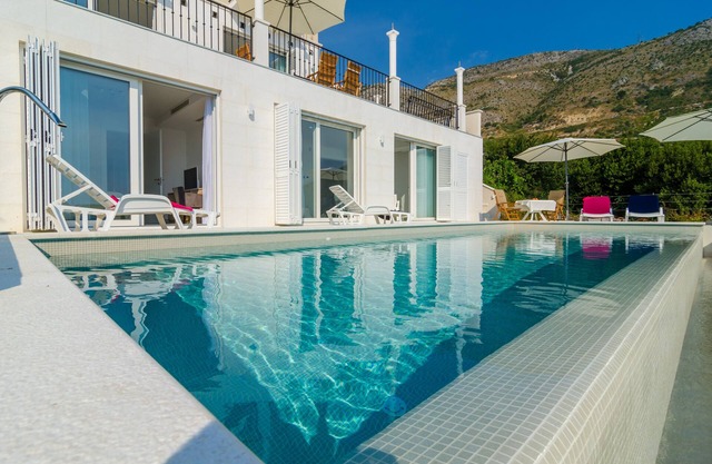 A wonderful poolside, 5 bedroom villa, ideal for your family vacation!