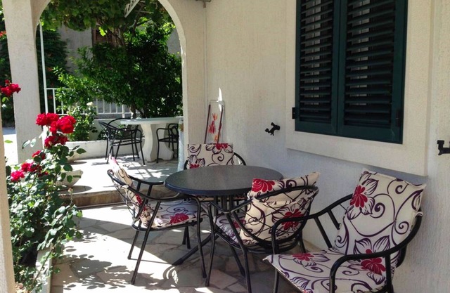 A1 - apt w patio, just 3 min walking to the beach