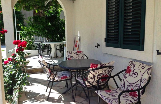 Apt Patio Min The Beach Duće 