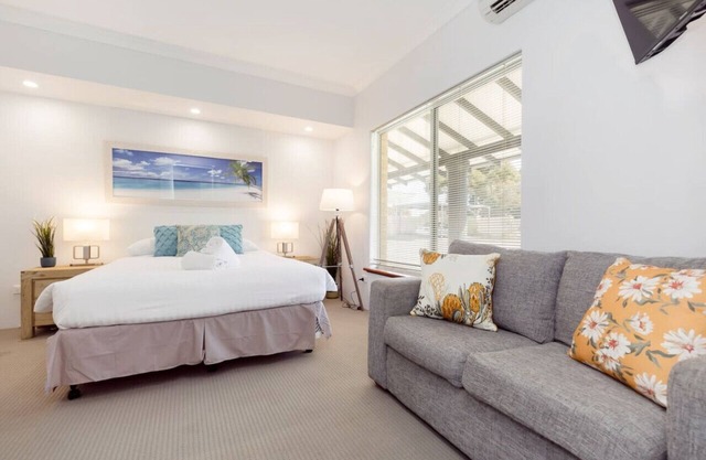 A2 - Spacious Apartment w/Wi-Fi + Kitchenette