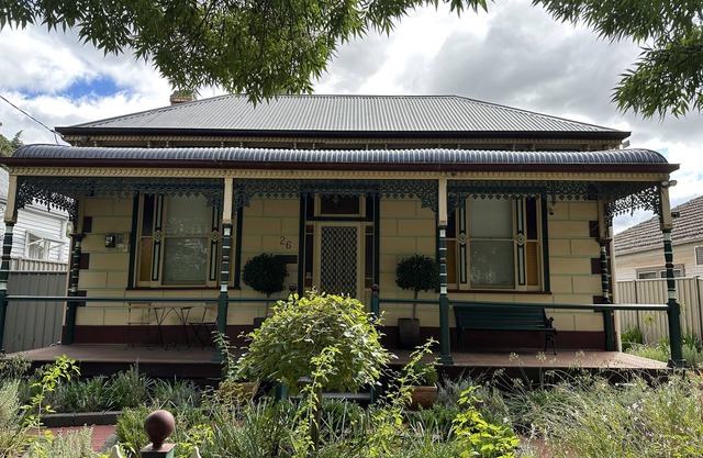 AAA Yapera on Lucan. Central Bendigo house, Close to all Bendigo venues