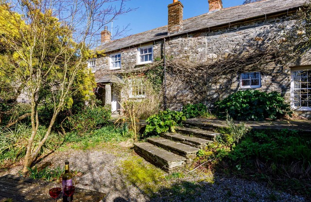 AARON'S COTTAGE, pet friendly, character holiday cottage in St Teath