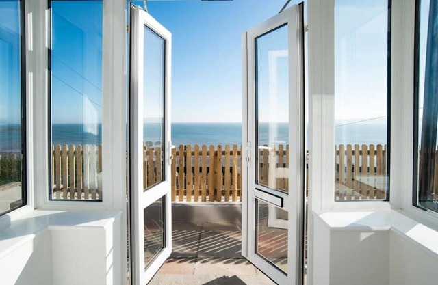 Abalyne Beach House - Stunning 4 bedroom beach house, Sea views throughout, modern and bright house