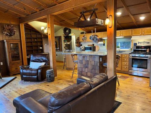 Abandoned Rail Cabin -19 miles to Breckenridge! Hot Tub!