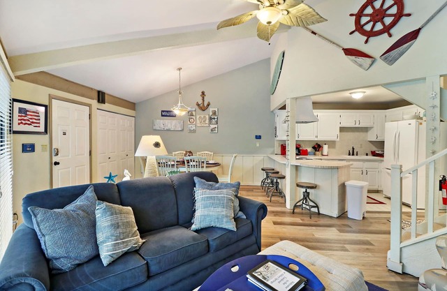 Abbey Springs Resort - Private Geneva Lake Beach - Pool - Golf Cart - TIKI BAR!