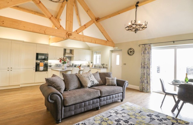 ABBEY VIEW COTTAGE AT BROADINGS FARM, pet friendly in Whitby