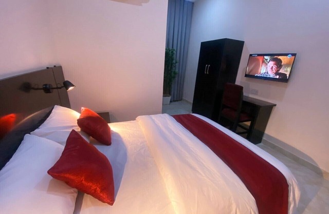 Abi's Hotel- Luxury Hotel/WIFI/24hrs Security/10mins from the Airport