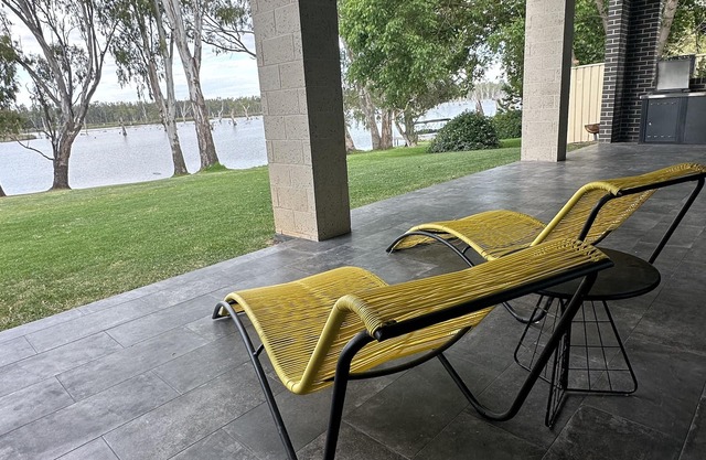 Absolute Waterfront BundalongnModern stylish home right on the water