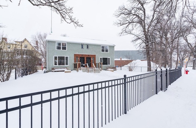 Academy & Wellington (Suite 2) Sleeps 8 (six beds) on Academy & Wellington