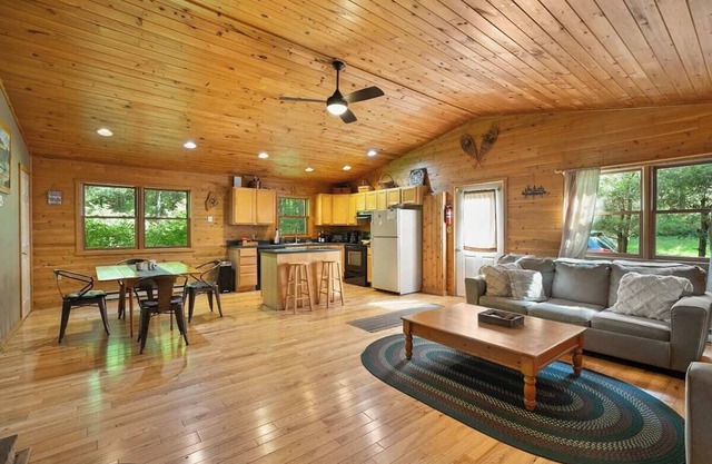 Access Lake from Cozy Seclusion- 3 Acres, Private Trail, Canoe - Sleeps 6-8