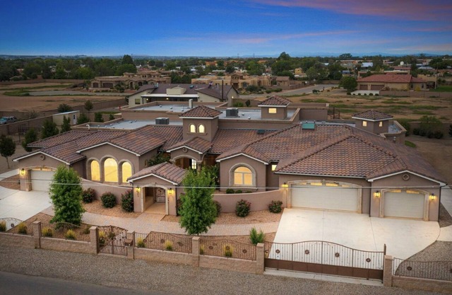 Accessible Oasis: ADA Compliant room in the heart of N Valley centrally located.