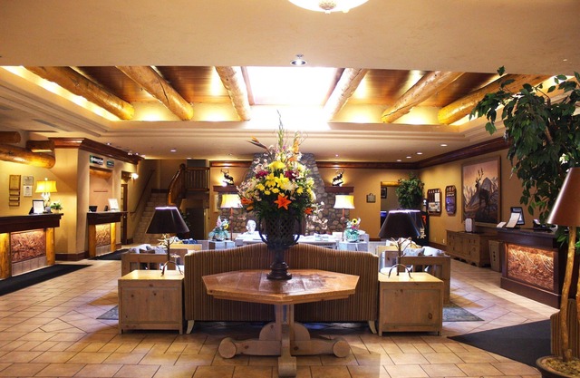 Accessible room, Central Banff, Hot Pool!