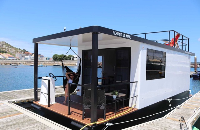 Accommodation on a boat with the comforts of a house in Muxía.