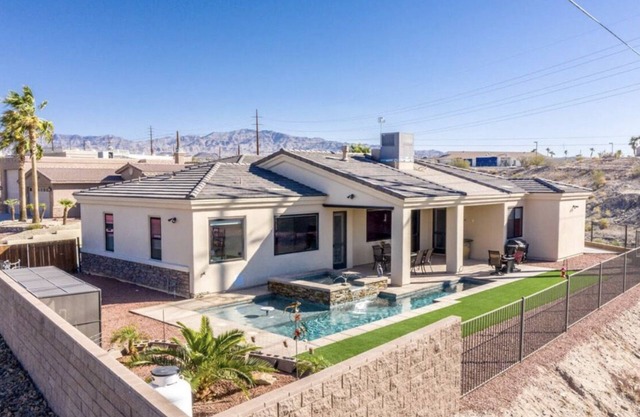 Acoma abode; secluded spa like oasis by the new Riviera