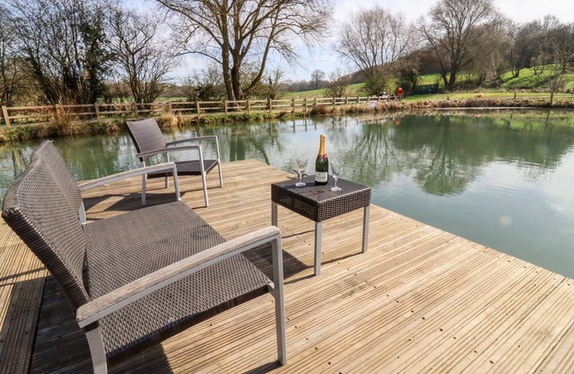 Acorn Lodge At Bridge Lake Farm & Fishery