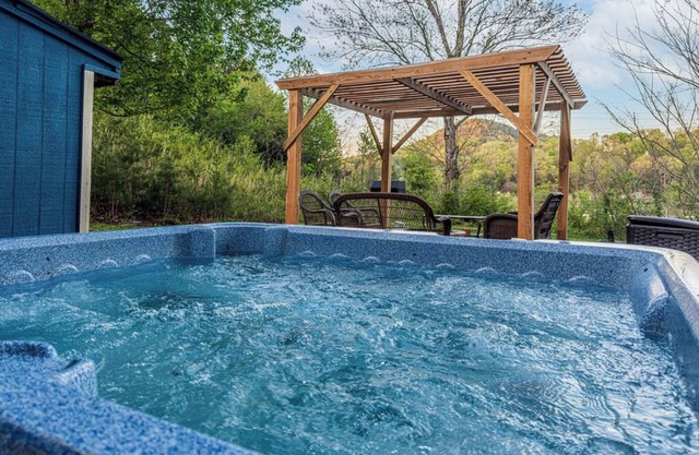 Across from Dollywood w/FREE Dollywood ticket, pets ok w/fee, arcade, hot tub