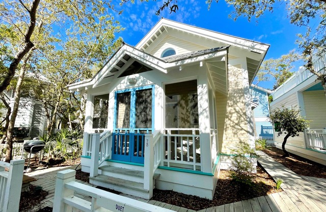 Across from Pool in Seaside, Short Walk to Beach, 2 Bed, Sleeps 4 + 2 Bikes!
