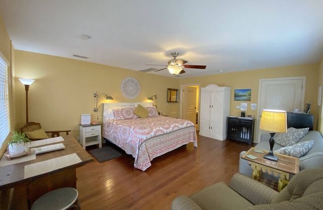 Across Street From Comal River, 1 Block To Schlitterbahn, 3 Blocks To Downtown